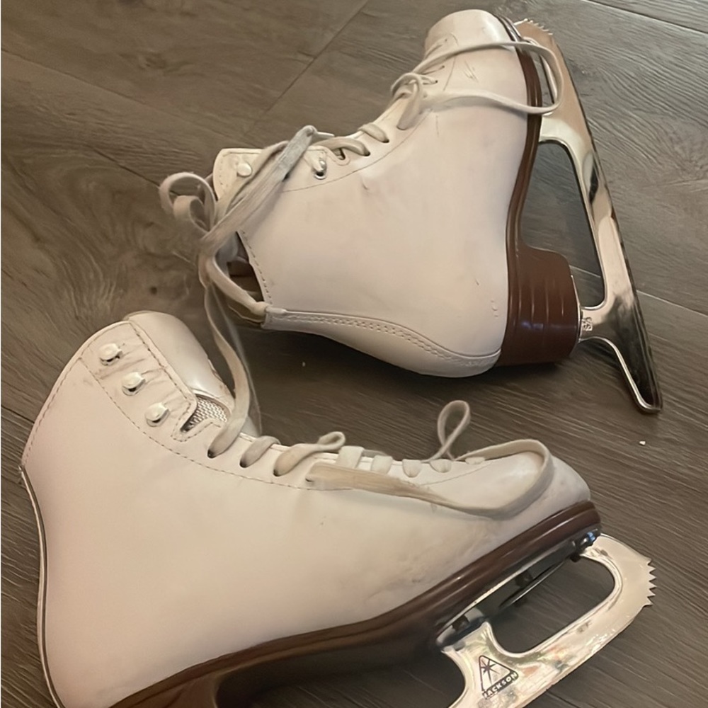 Jackson ice skates 3.5 girl comes with cover